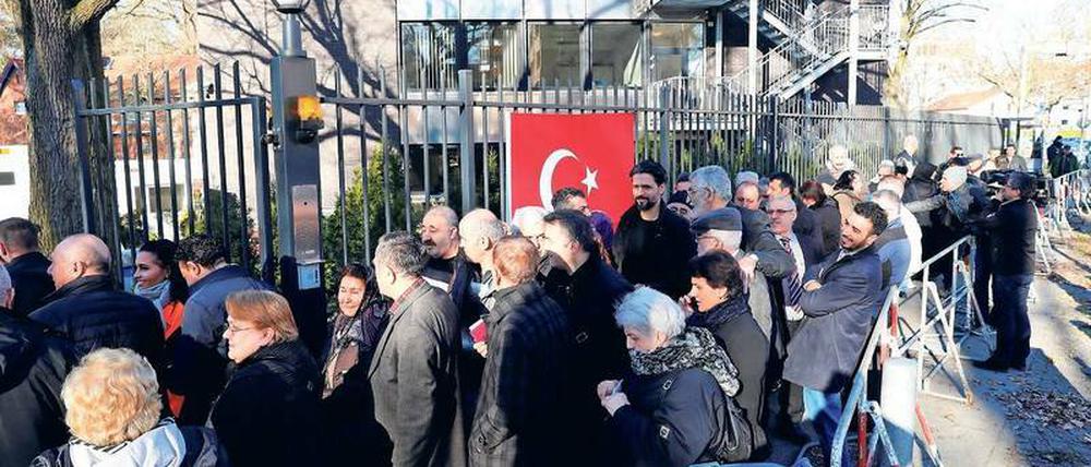 Türkische Berliner stehen vor dem Generalkonsulat in der Heerstraße Schlange, um am Referendum teilzunehmen.