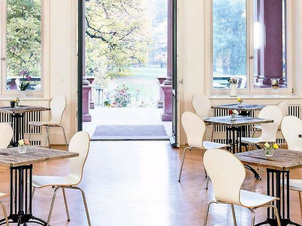  Im restaurierten  Schloss Biesdorf gibt es neuerdings ein Terrassen-Café mit Parkblick.