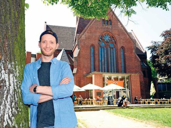 Christian Birkelbach, mit 18 Jahren aus der Kirche ausgetreten, führt seit Kurzem das Café Selig im linken Seitenarm der Neuköllner Genezarethkirche. 