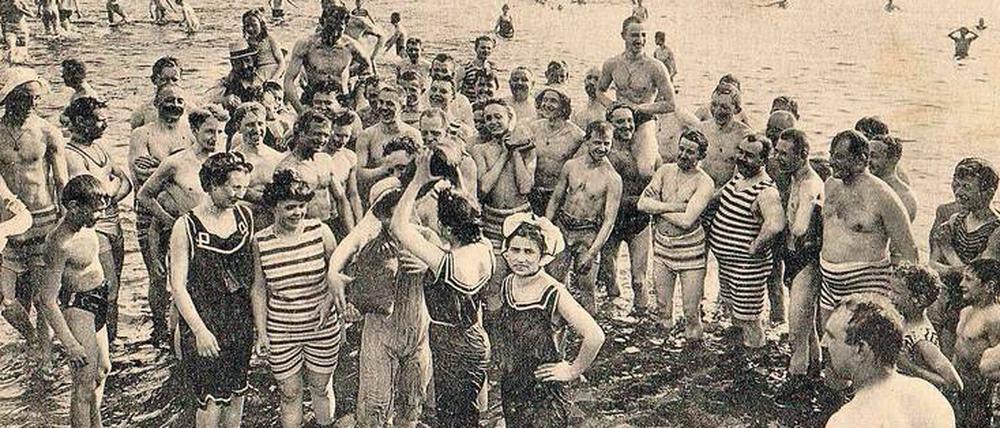 Klassenkampf am Wannsee. Durch den Ansturm von Badewütigen fürchteten Seeanwohner um ihre Ruhe.
