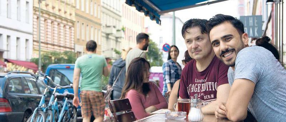 Hat gut Lachen: Sahin Ay (r.) ist Gastwirt in der Zossener Straße und unterstützt das Autoverbot vor seinem Café „Smyrna Kuruyemis“.