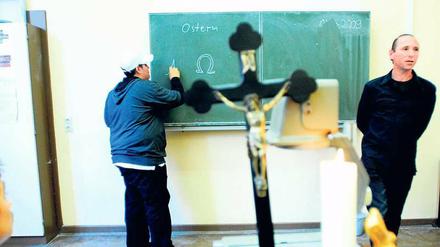 Bald sitzen katholische und evangelische Schüler gemeinsam im Religionsunterricht. 