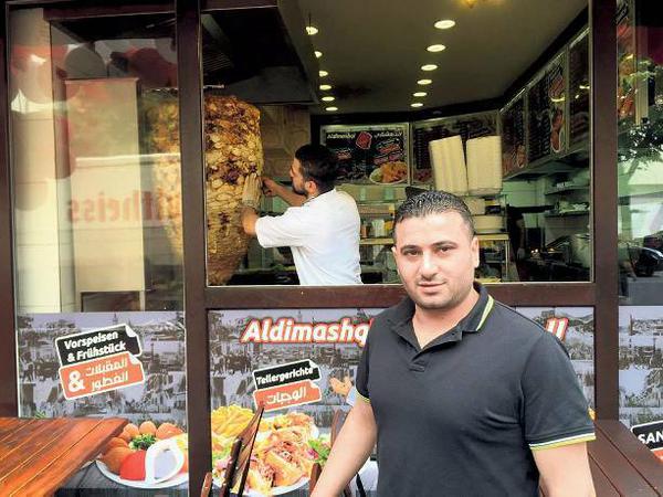 Beschäftigt 40 Mitarbeiter. Ammar Alkasim vor seinem Restaurant.