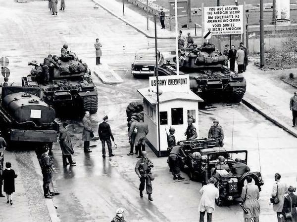Wenige Wochen nach dem Mauerbau standen sich am Checkpoint Charlie sowjetische und amerikanische Panzer gegenüber.