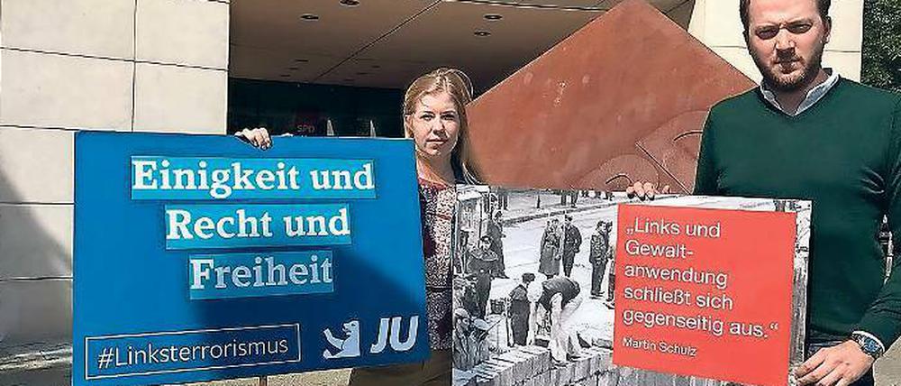 Aktivisten der Jungen Union vor dem Willy-Brandt-Haus. Mit ihren Plakaten griffen sie die SPD an.