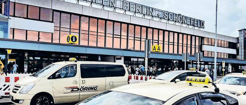 Dauerstreit. Seit 2013 dürfen Berliner Taxifahrer nur Fahrgäste zum Flughafen Schönefeld bringen, dort aber keine neuen aufnehmen. 