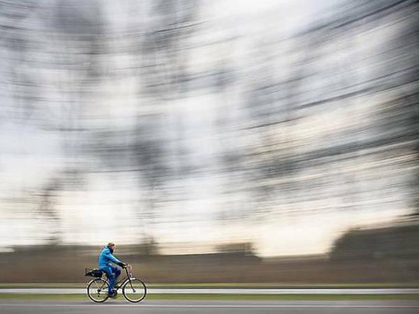 Allein auf weiter Flur. Ein Radfahrer im Treptower Park.