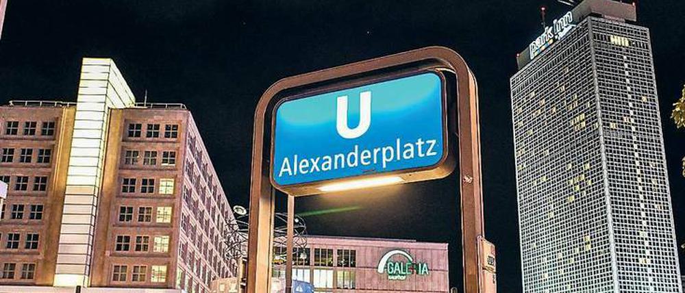 In der Nacht ist es am Alexanderplatz gefährlich. Es kommt immer wieder zu Auseinandersetzungen. 