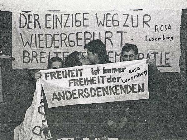 Aktivisten bereiten Plakate für ihre Luxemburg-Demo 1988 vor. 