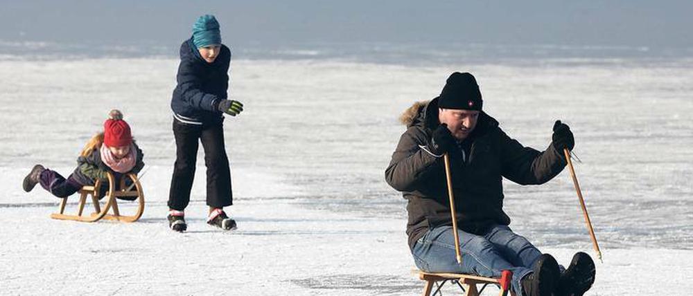 Riskanter Spaß. Trotz Warnungen trauen sich Familien auf das Eis – wie hier auf dem Kölpinsee bei Waren (Müritz) in Mecklenburg.