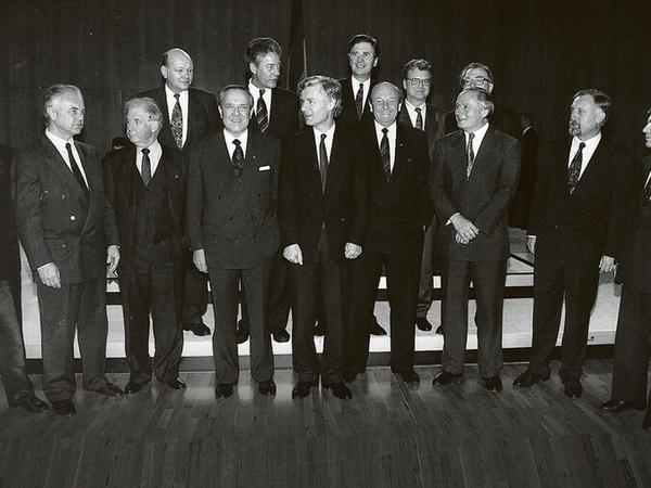 Zum ersten Jahrestag des Mauerfalls 1989 treffen sich Ministerpräsidenten und Bürgermeister in der Berliner Kongresshalle.