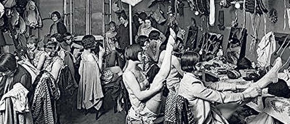 Fertig machen für den Auftritt. Die Tiller-Girls in der Berliner Scala 1927. 
