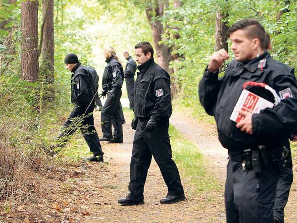 Polizisten durchforsten nach dem Entführungsfall im Oktober 2012 ein Waldstück nahe Storkow. Noch heute beschäftigt der Fall.