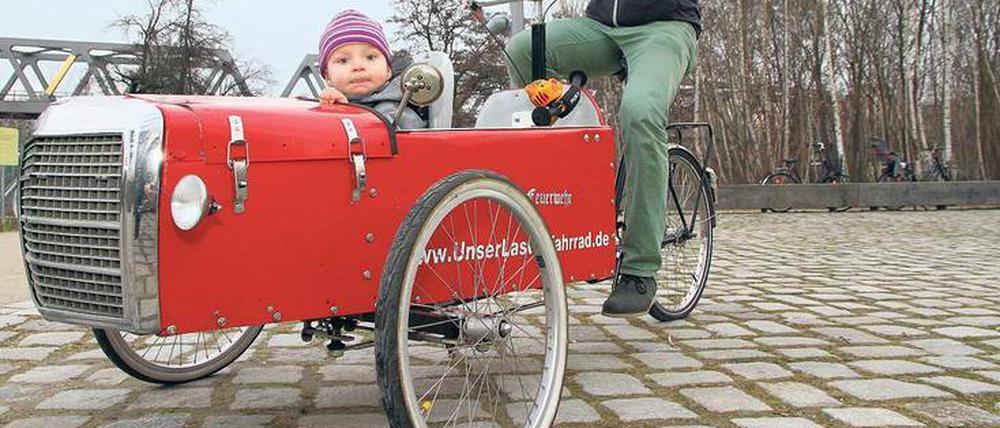 Anton im roten Mercedes mit seinem Vater Felix Willems