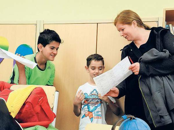 Lehrerin Maja Brunka (rechts) und ihr Schüler Arif (grünes Shirt).