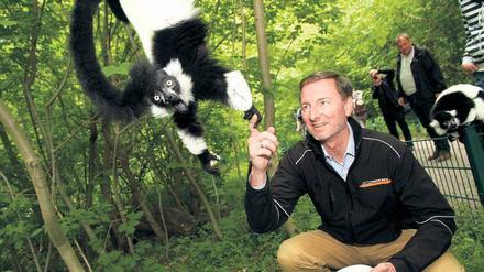 Gib Pfötchen, Vari! Zoodirektor Andreas Knieriem begrüßt einen Arbeitskollegen.