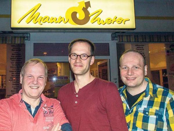 Von Links: Maneo-Leiter Bastian Finke mit Mitarbeiter Moritz Konradi und Ehrenamtler Jörg Gaydos.