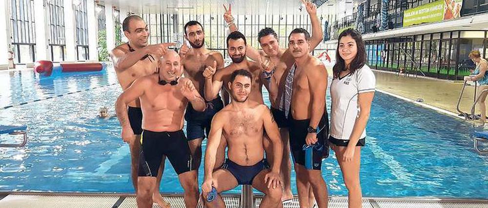 Lustige Truppe. In der alten Heimat waren einige der Syrer schon als Rettungsschwimmer tätig, beim FEZ-Pilotprojekt erwerben sie jetzt die in Deutschland nötigen Zertifikate.