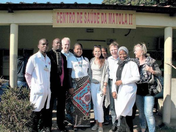 Leben retten. Hier besuchte Ulrich Heide, Geschäftsführender Vorstand der Deutschen Aids-Stiftung (3.v.r.), gemeinsam mit einer Delegation im Jahr 2015 ein „Dream“-Zentrum in Maputo, Mosambik. 