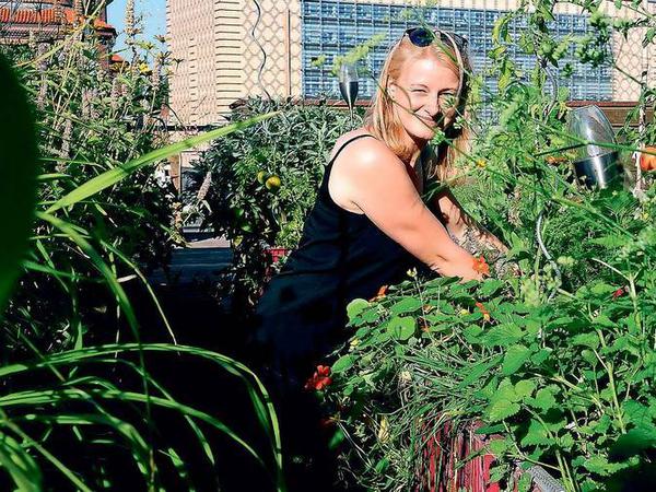 Am üppig bepflanzten Hochbeet: Marion Schumann, Leiterin der Unternehmenskommunikation. 