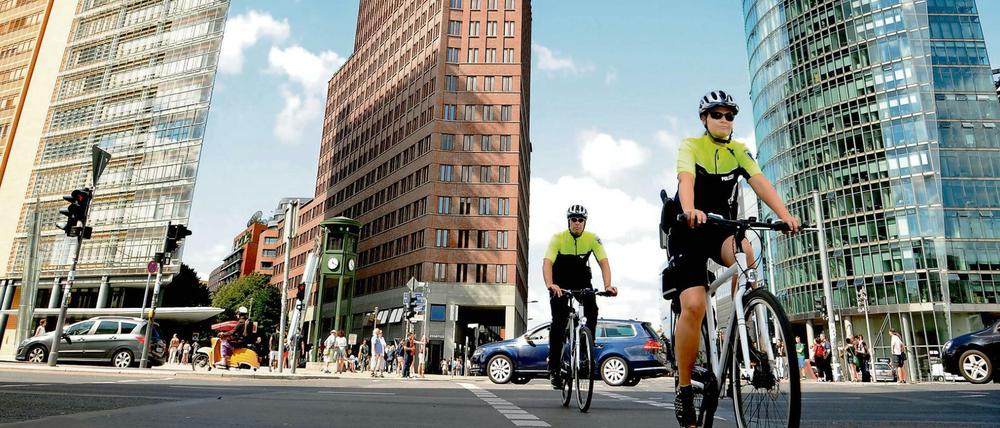 Seit einem Jahr ist die Fahrradstaffel der Polizei in der Berliner City unterwegs. Die Beamten tragen spezielle Dienstkleidung, auch auf den weiß lackierten Rädern steht "Polizei".