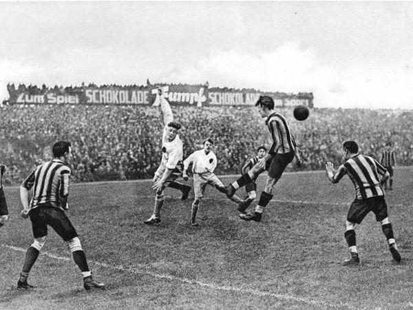 Als Hanne Sobek noch ein Youngster war: 1927 spielte die Hertha im Berliner Poststadion ein Freundschaftsspiel gegen Penarol Montevideo aus Uruguay.