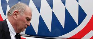 Der Präsident des FC Bayern München wurde wegen Steuerhinterziehung angeklagt. Dennoch erfährt er von vielen Seiten Rückhalt.