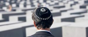 Eine Jude mit der traditionellen Kopfbedeckung Kippa. 