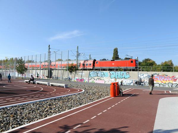 Herrliche Aussichten am Park am Gleisdreieck - hier rauschen die RE-Züge und ICE in den Nordsüdtunnel.