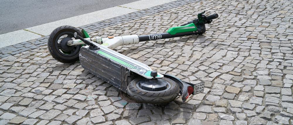 Ein E-Scooter des Unternehmens Lime in Berlins Innenstadt.