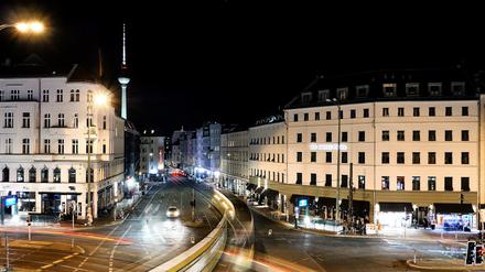 Blick auf den Rosenthaler Platz bei Nacht.