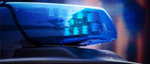 Symbolbild Polizeieinsatz: Nahaufnahme von einem Blaulicht an einem Polizeiauto.