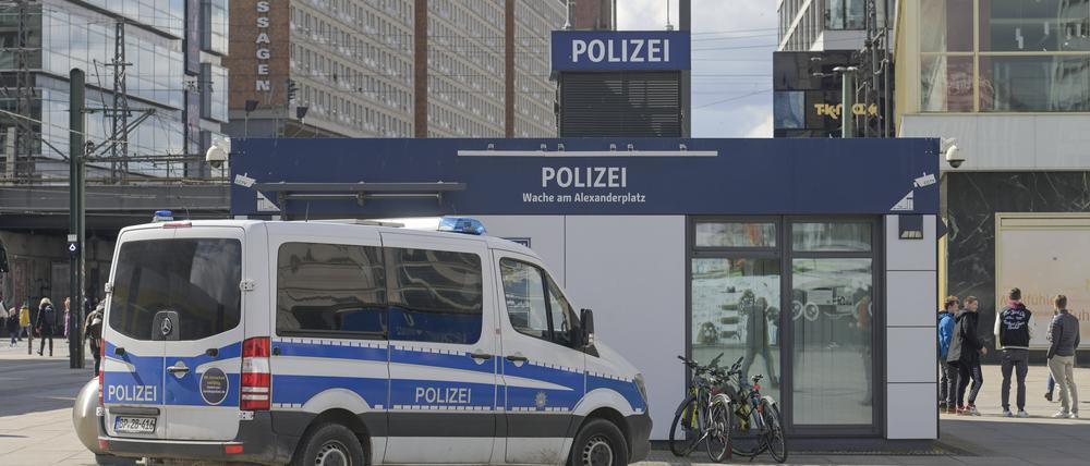 Die beschmierte Polizeiwache auf dem Alexanderplatz.