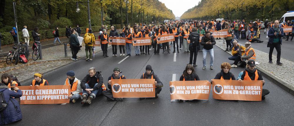  Klimaaktivisten demonstrierten auch heute am Samstag wieder in Berlin und besetzten die Straße des 17. Juni zwischen Großer Stern und Brandenburger Tor. 