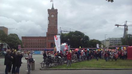 Vor dem Roten Rathaus sammeln sich die streikenden Lehrer.