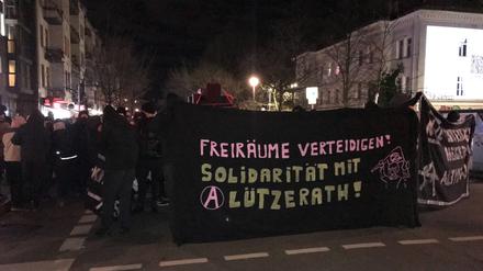 Teilnehmende einer Demonstration in Berlin halten ein Banner mit der Aufschrift „Freiräume verteidigen! Solidarität mit Lützerath!“.