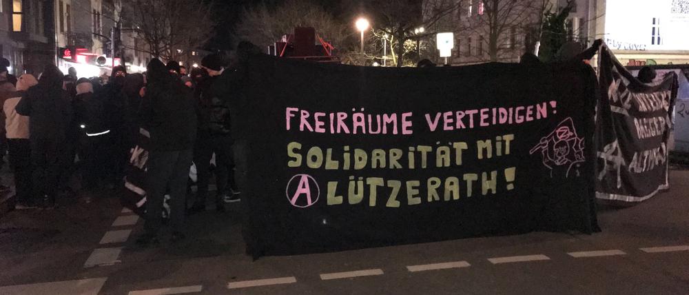 Teilnehmende einer Demonstration in Berlin halten ein Banner mit der Aufschrift „Freiräume verteidigen! Solidarität mit Lützerath!“.
