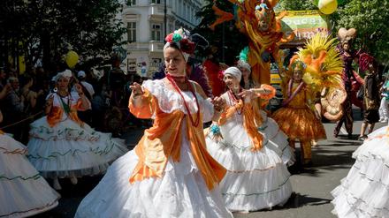 Sambatänzerinnen nehmen am Umzug beim Karneval der Kulturen teil. 