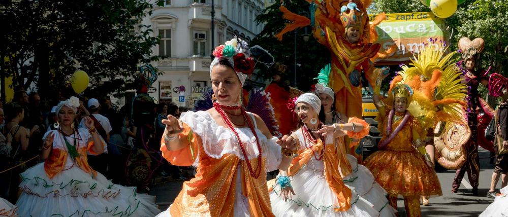 Sambatänzerinnen nehmen am Umzug beim Karneval der Kulturen teil. 