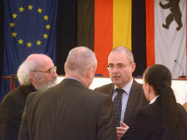 AfD-Fraktionschef Rolf Keßler (Mitte) mit anderen Bezirksverordneten.