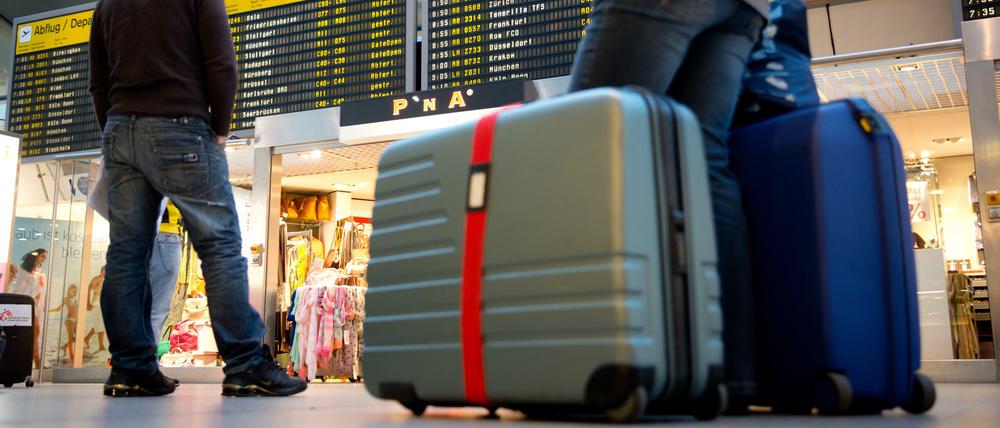 Fluggäste mit Koffern am Flughafen Tegel (Symbolbild)