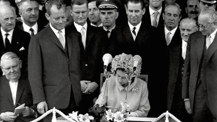 Die Queen trägt sich 1965 vor dem Rathaus Schöneberg in das Goldene Buch von Berlin ein. 