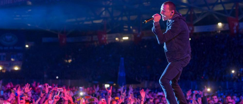 Auf sie mit Gebrüll. Chester Bennington beim Konzert von Linkin Park im Stadion in der Alte Foersterei.