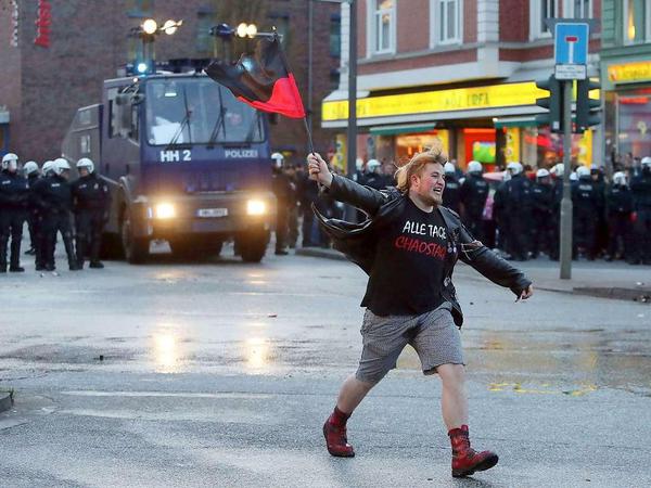 In Hamburg war die Demonstration etwas ausufernder als in Berlin: Hier musst die Polizei Wasserwerfer gegen Randalierer einsetzen. 