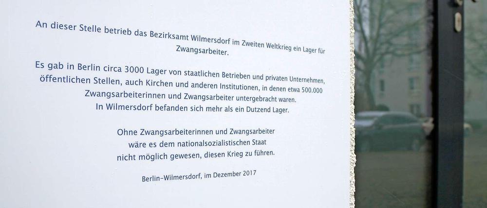 Eigeninitiative: Die unabhängig vom Bezirksamt angebrachte Gedenktafel an der Wilhelmsaue 40.