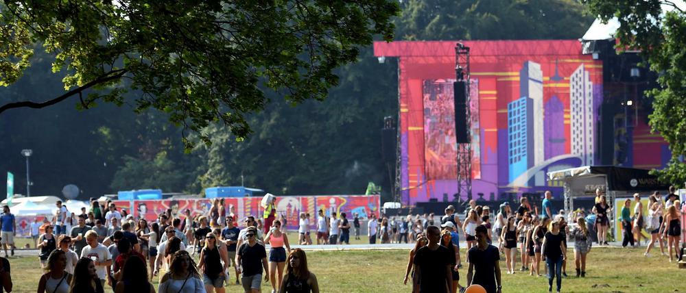Festivalbesucher ruhen sich am 10.09.2016 auf dem Musikfestival Lollapalooza in Berlin im Schatten der Bäume aus.