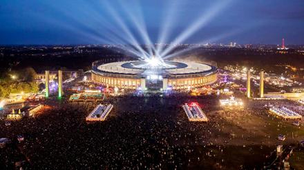 Das Olympiastadion mit dem Gelände des Lollapalooza Festivals 2019 in Berlin.