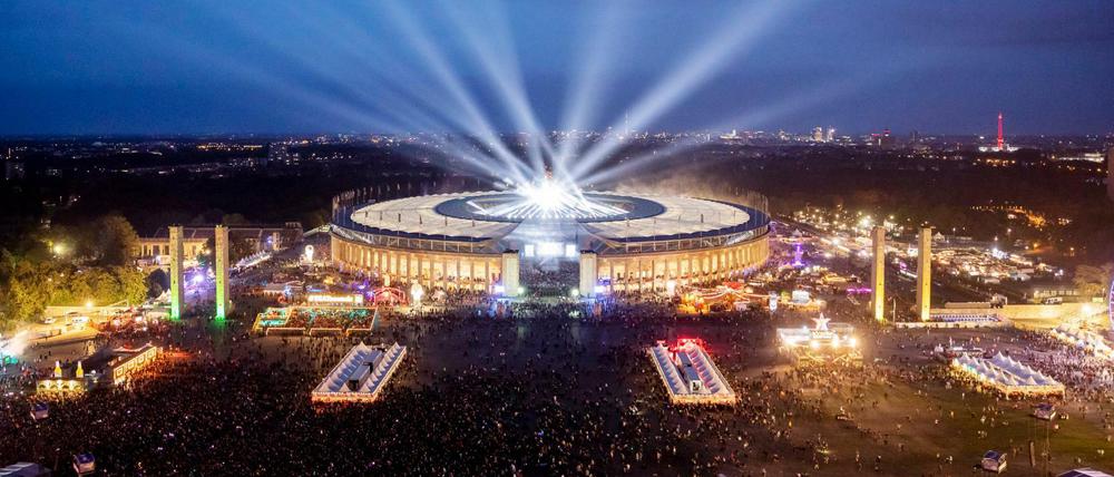 Das Olympiastadion mit dem Gelände des Lollapalooza Festivals 2019 in Berlin.