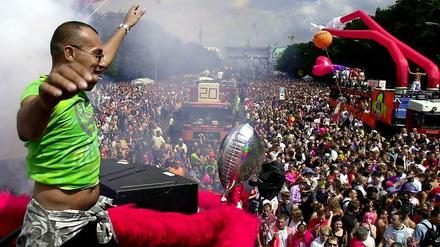 Der "Zug der Liebe" versteht sich wie die frühe Loveparade: als Demo. 2001 verlor die Loveparade dieses Image (aus dem Jahr ist auch das Foto).