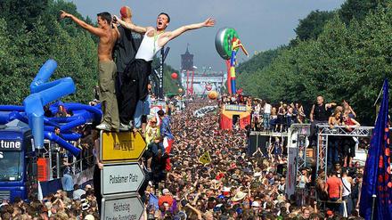 Ausnahmezustand. Ende der 90er Jahre feierten mehr als 1,5 Millionen Menschen auf der Straße des 17. Juni. 2006 fand die letzte Loveparade in Berlin statt. 